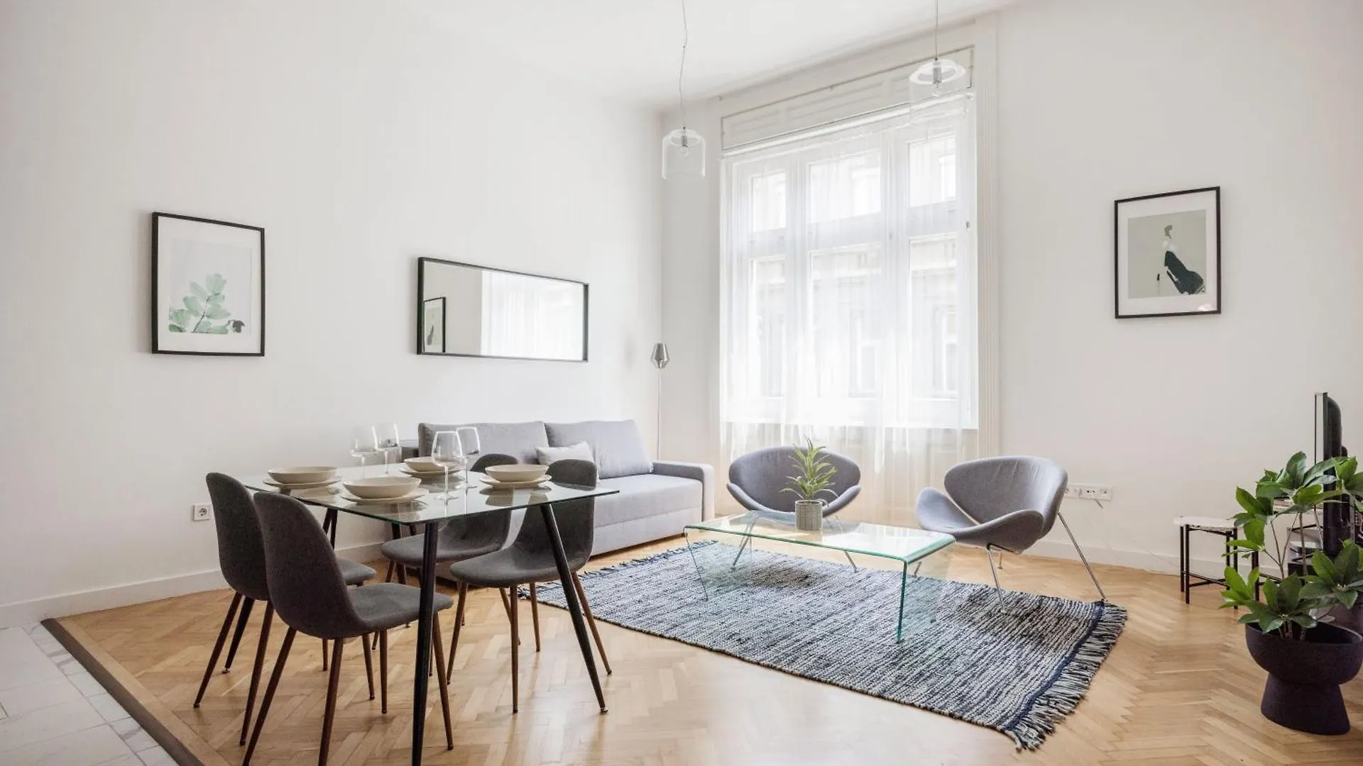 Chic And Spacious Central Retreat Budapest Apartment